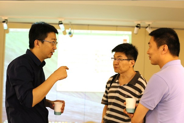 分享会结束后，银杏伙伴刘正琛与参会伙伴继续交流